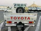 A picture of Toyota landcruser pickup year 2016 double cabin V8 diesel right