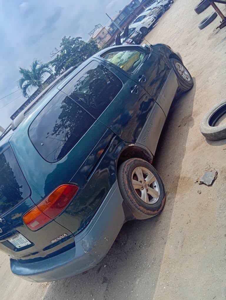 A picture of 2000 TOYOTA SIENNA