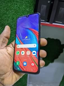 A picture of Samsung A40 gb 64