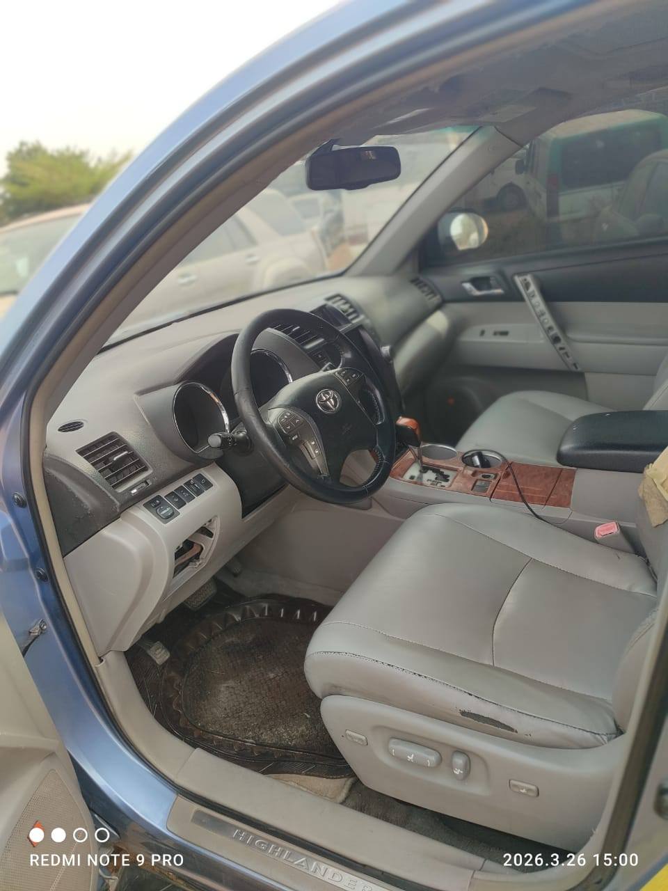 A picture of DISTRESS alert 2009 3 row seats Toyota highlander p for