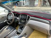 A picture of Registered Toyota Highlander 2004 Model interior clean open roof remote