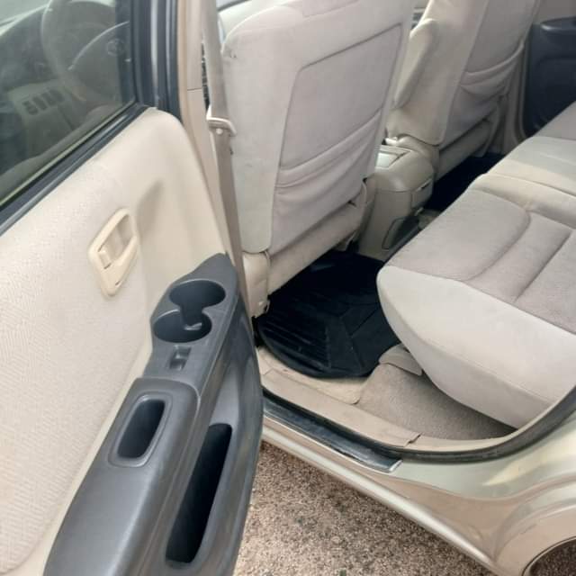 A picture of DISTRESS SALE NOW.. ... Extremely super sharp Toyota Highlander 04