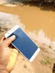 A picture of Nauza Samsung J7 simu iko safi ila inacrak zisizo na
