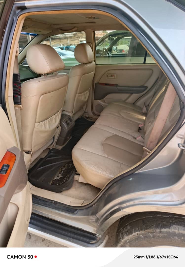 A picture of TOYOTA LEXUS RX300