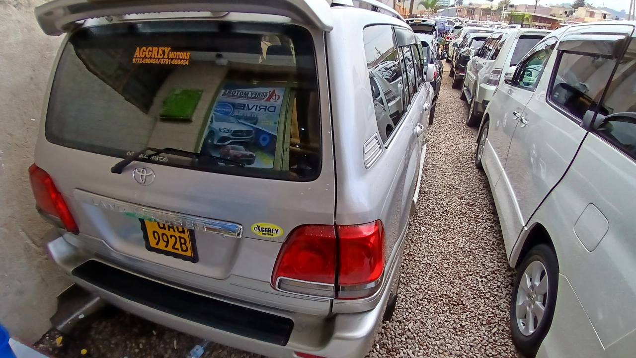 A picture of TOYOTA LAND CRUISER V8 CYGNUS