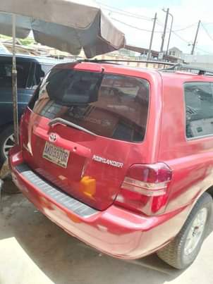 A picture of 2004 TOYOTA HIGHLANDER