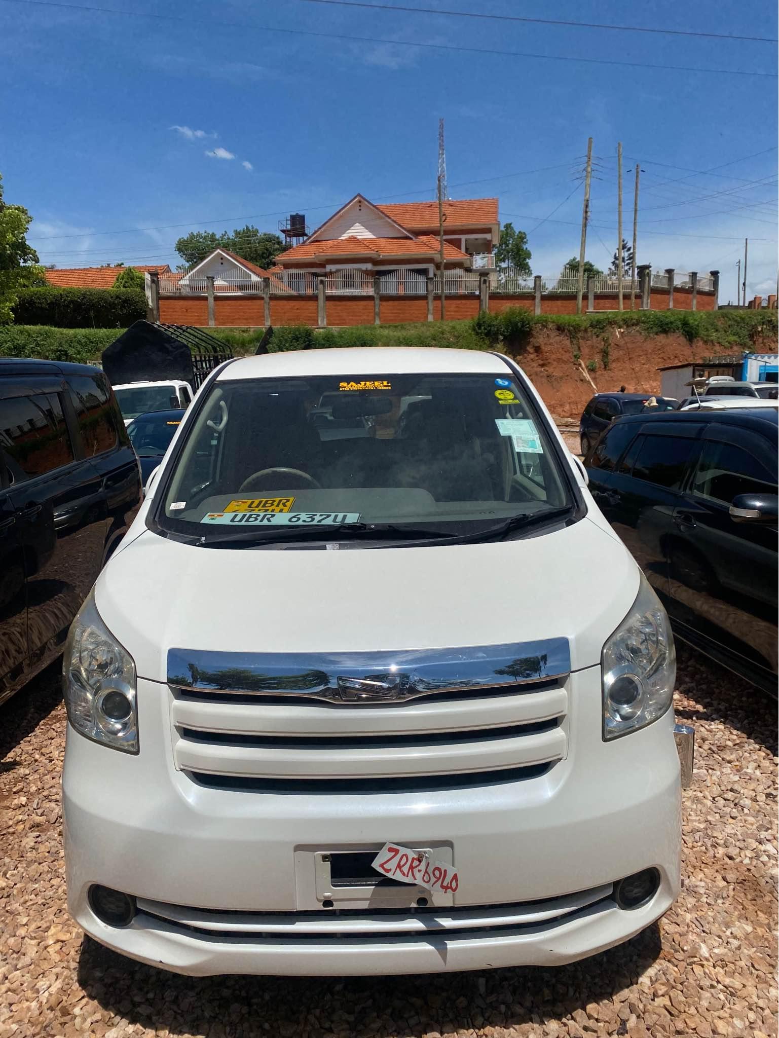 A picture of Toyota noah 2010 price 40m