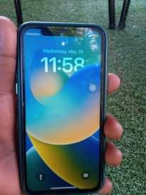 A picture of Iphone x imewekwa mfuniko wa macho matatu
