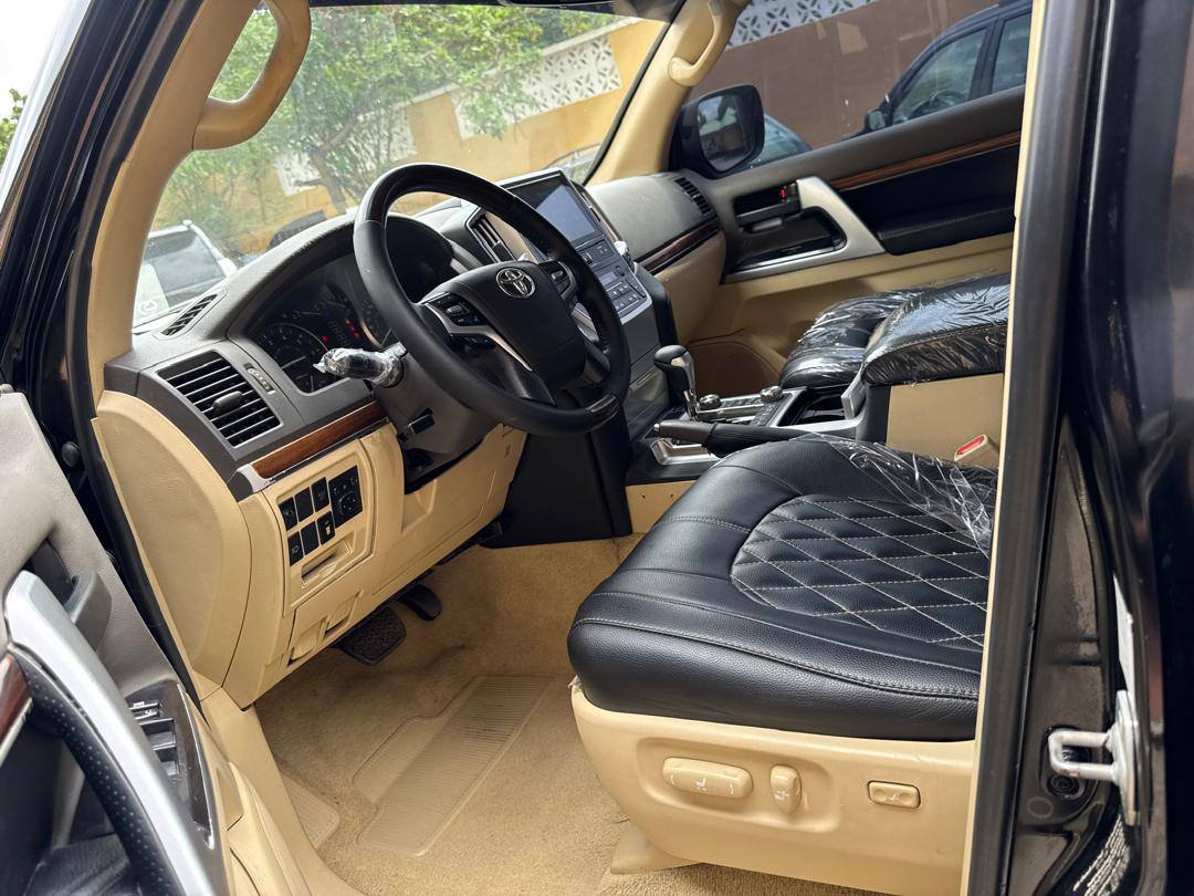 A picture of 017 Toyota Landcruiser GXR Regs Toks standard Low mileage Fulloption