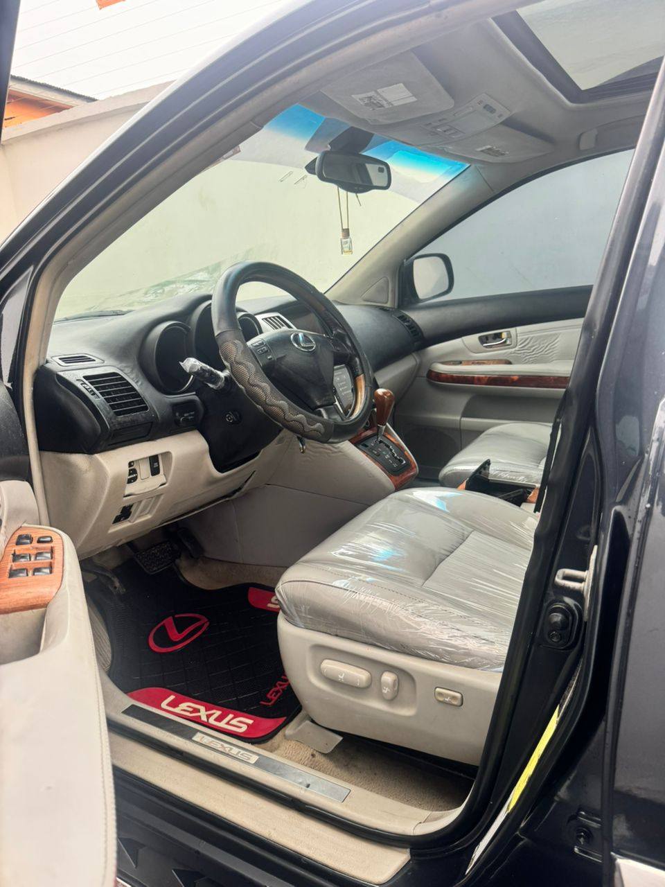 A picture of Lexus RX 330 2005