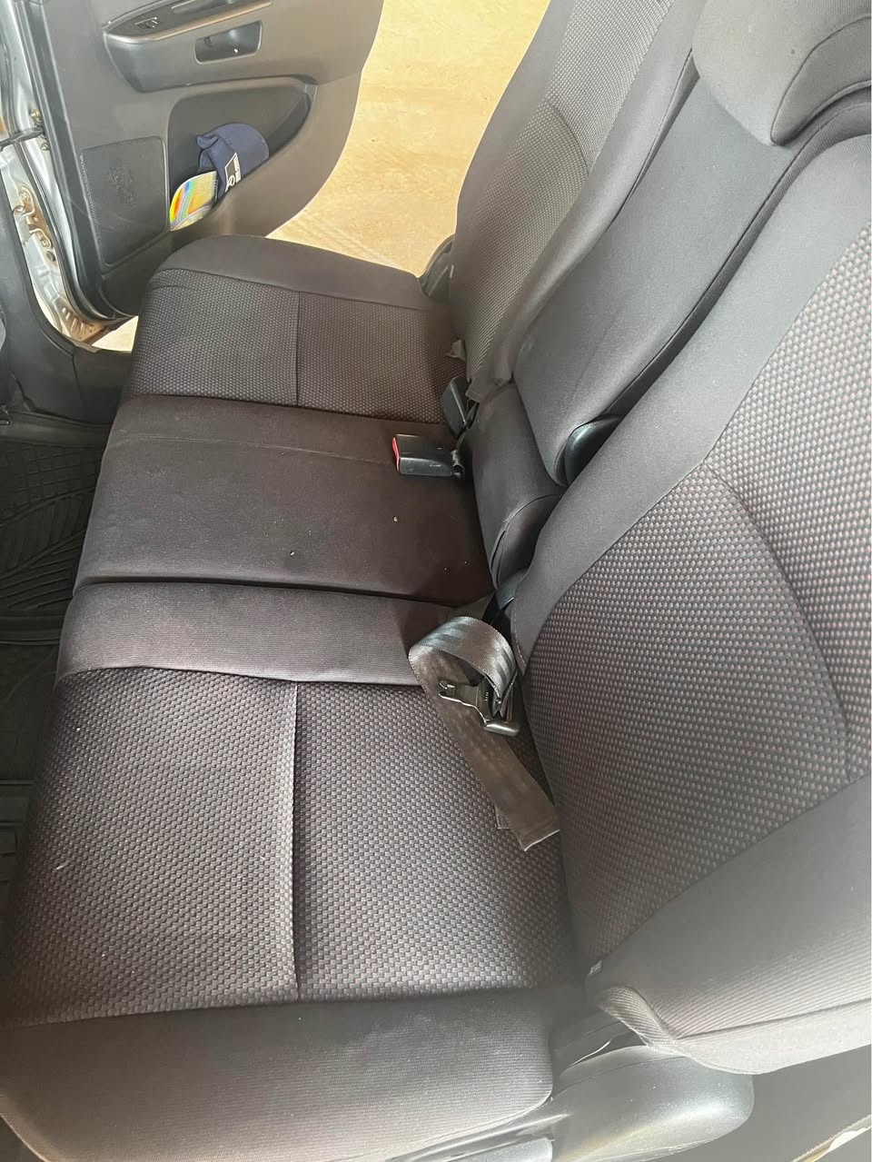 A picture of Toyota wish silver 2007 Contact no 0755855261 Ugx 20 000