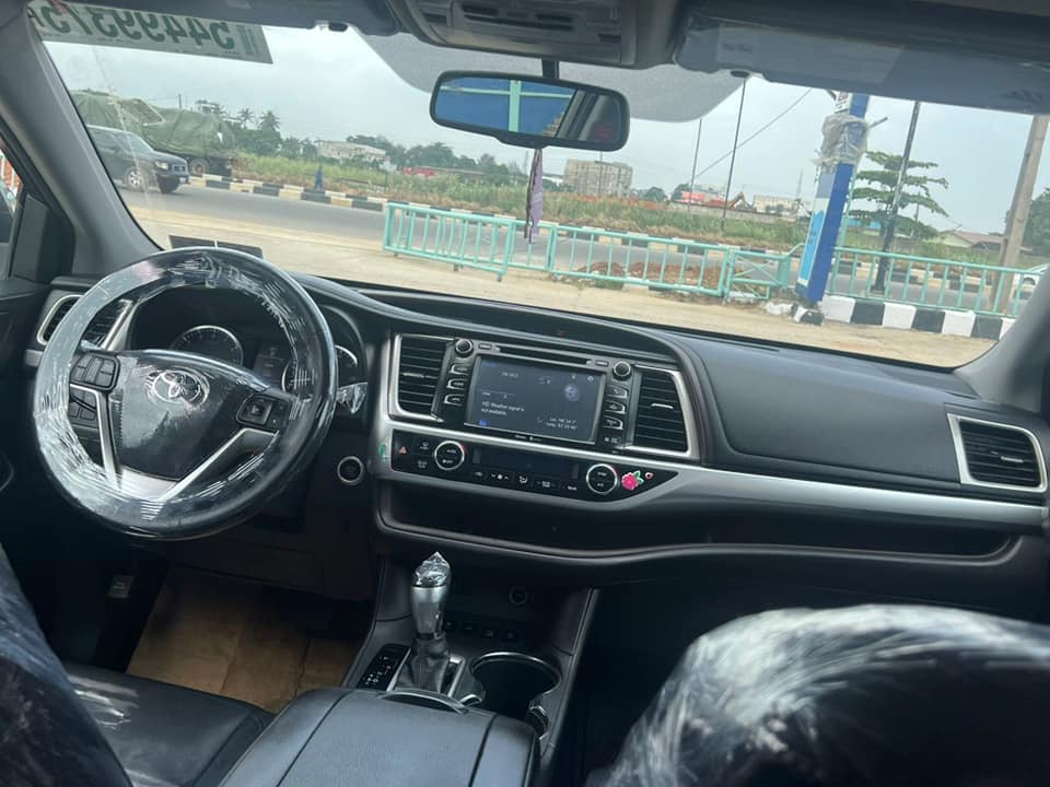A picture of 2016 TOYOTA HIGHLANDER XLE toks upgraded to 2018 chai this