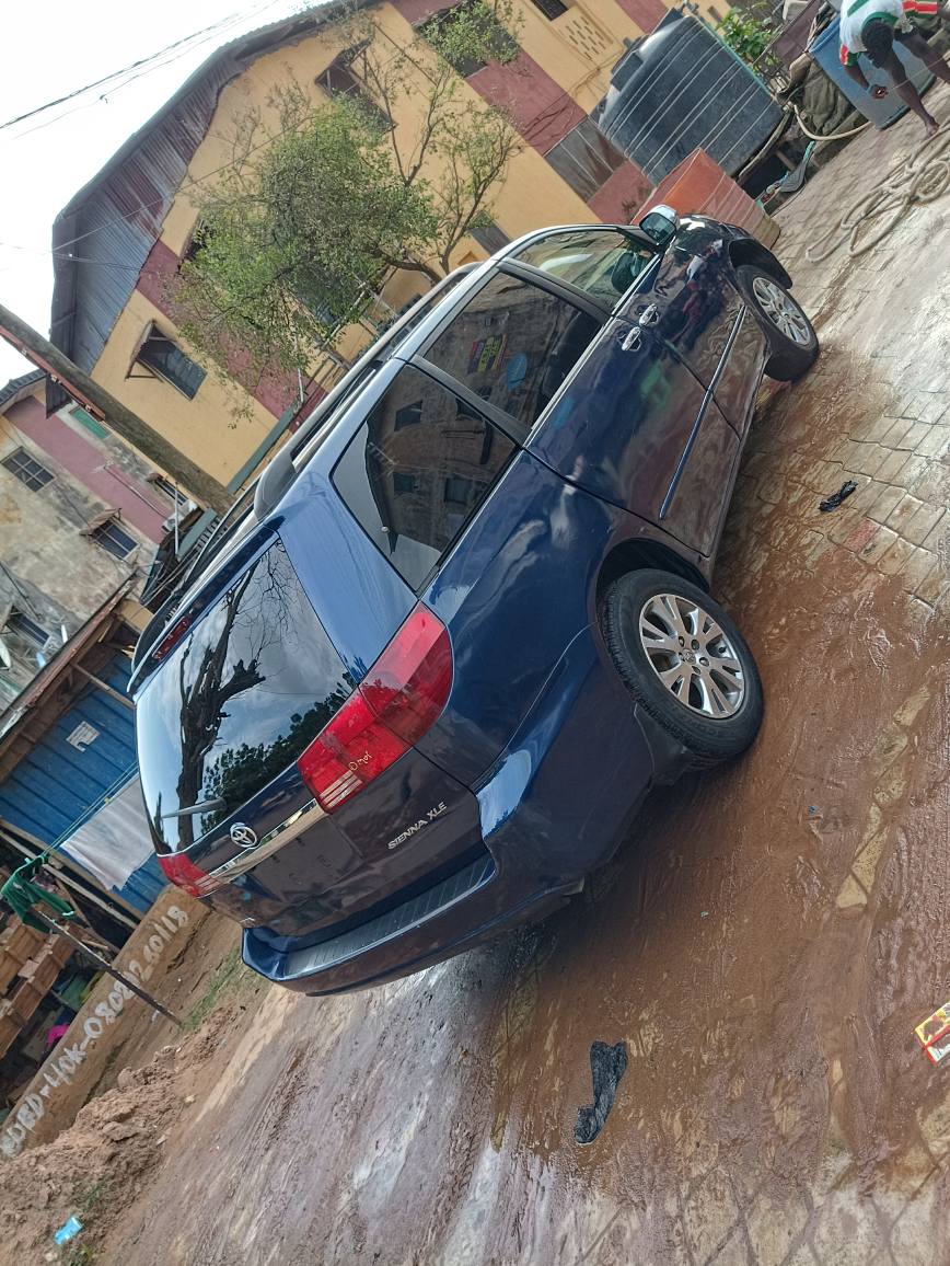 A picture of XLE Toyota Sienna 2006