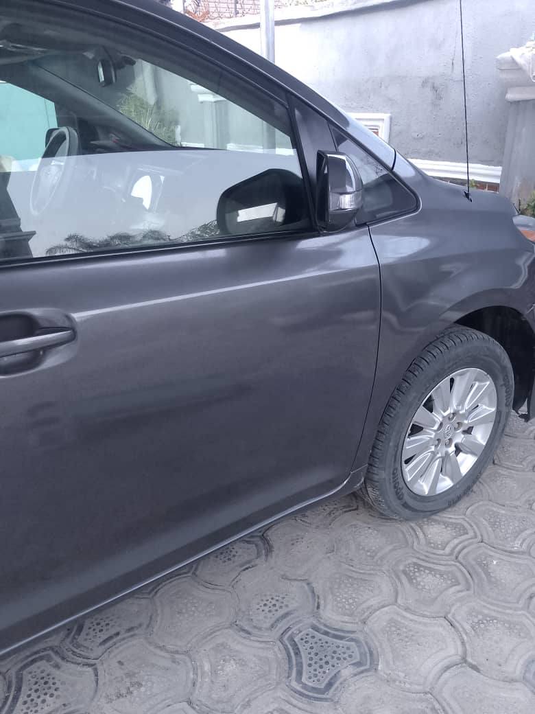 A picture of Toyota Sienna 2011