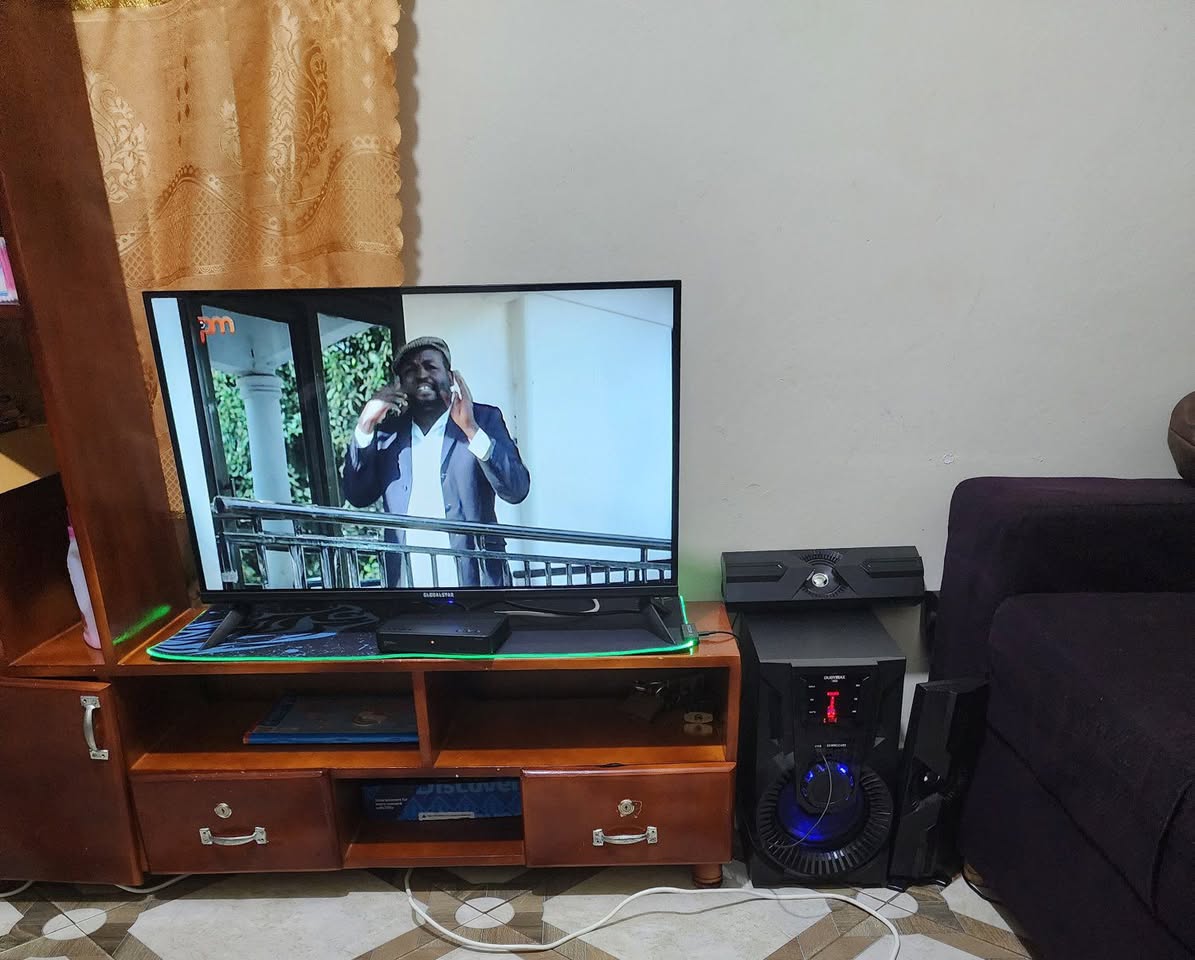 A picture of Dstv and Globalstar 32 Digital Screen on Sell