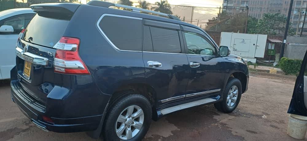 A picture of Toyota Land Cruiser Tx Model 2013 Petrol Engine Automatic transmission