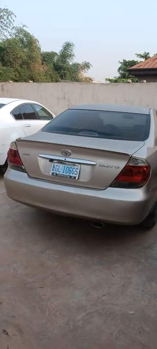 A picture of Toyota Camry 06 and Honda Pilot 06 for sale my