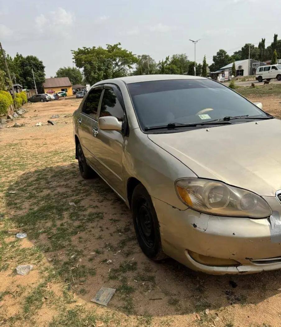 A picture of 08135300610 distress 2006 toyota corolla with good body small top