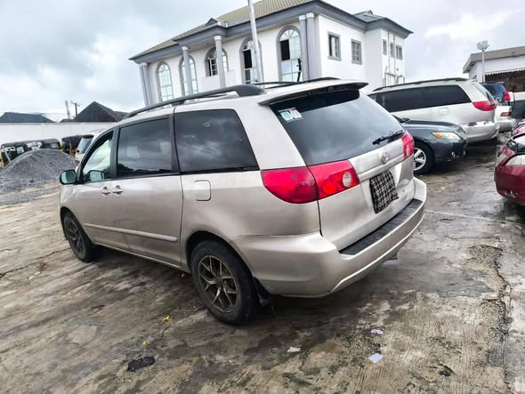 A picture of Toyota sienna 06