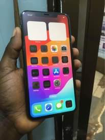 A picture of iPhone 11 Pro Max 256g at 1.55m