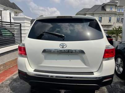 A picture of Toyota Highlander 2011 limited off white toks