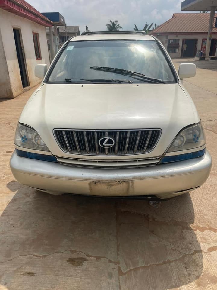 A picture of Lexus RX 300