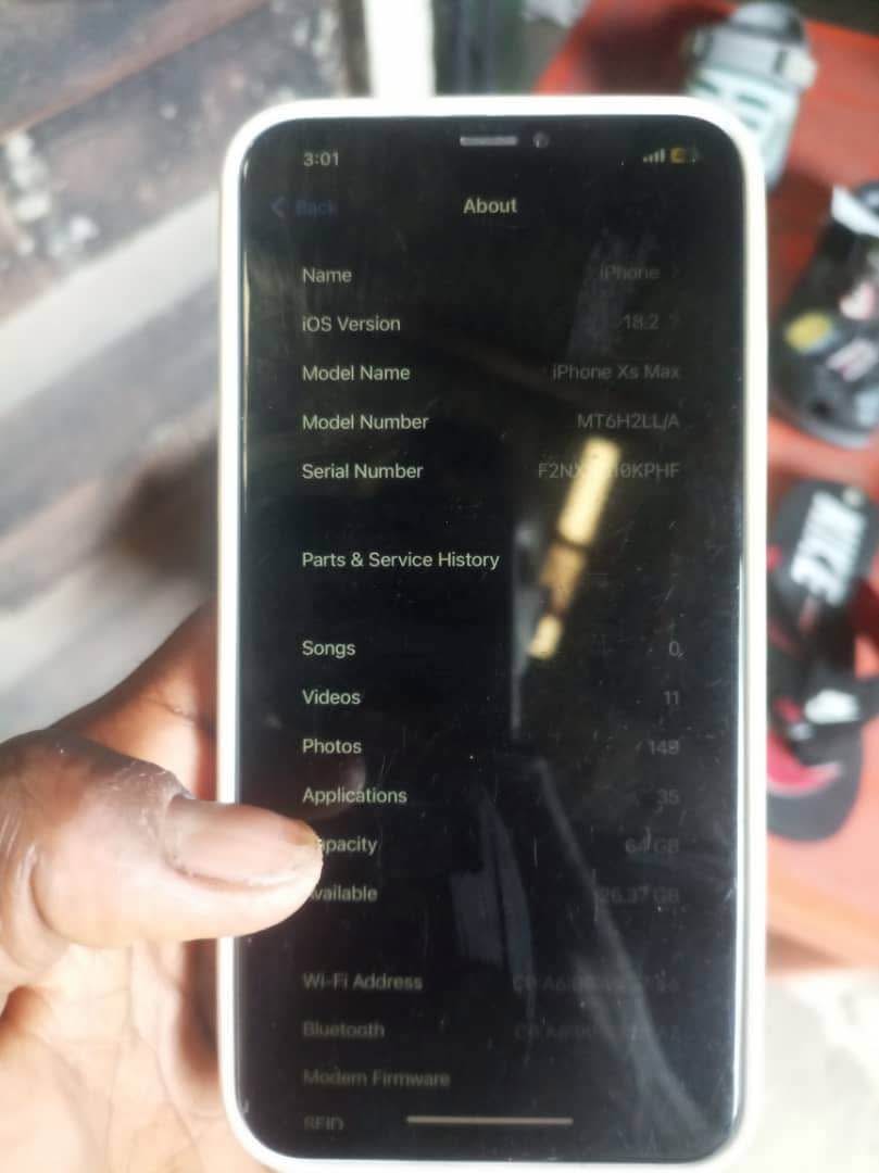 A picture of iPhone XS Max partly converted