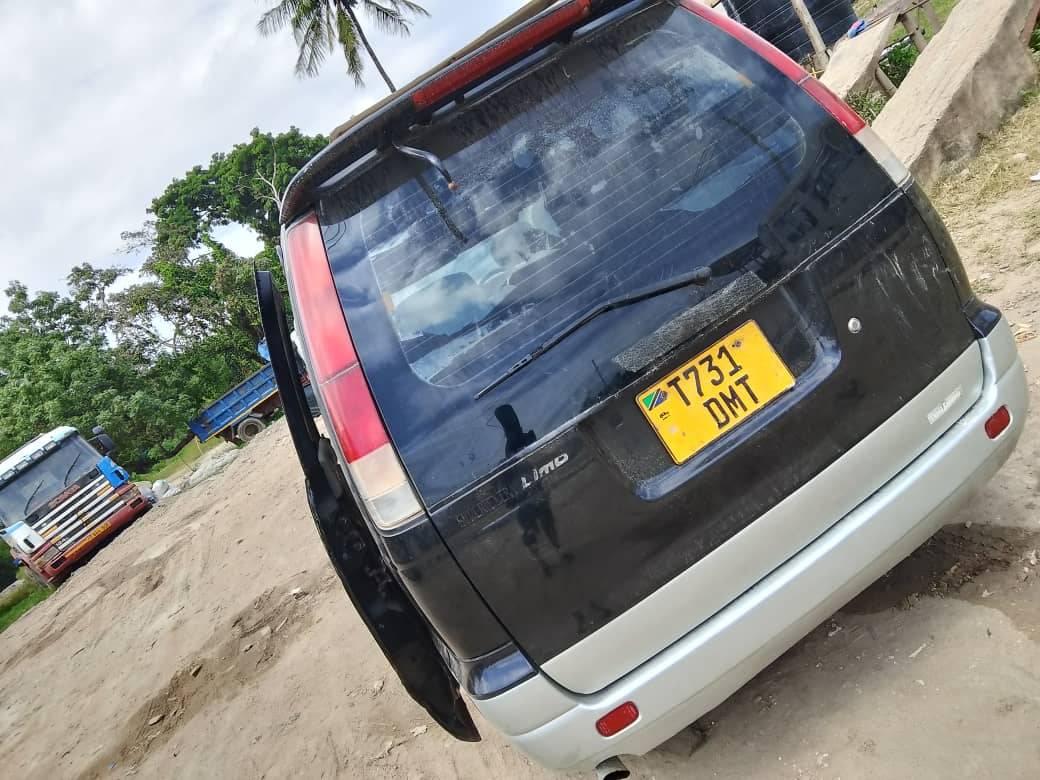 A picture of 1999 TOYOTA Noah Sr40 Gari bado nzuri kwa matumizi