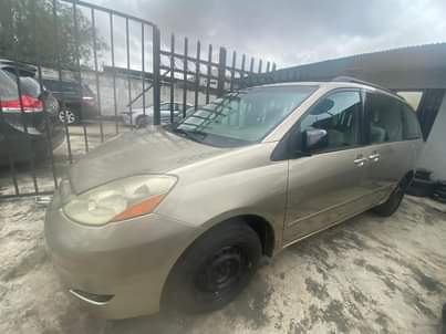 A picture of Toyota Siena 07 toks 8.5m