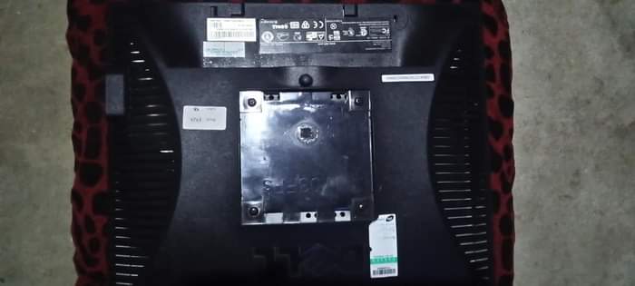 A picture of 1. Kioo Cha dell 2. Laptop ya HP pavilion inakipengele