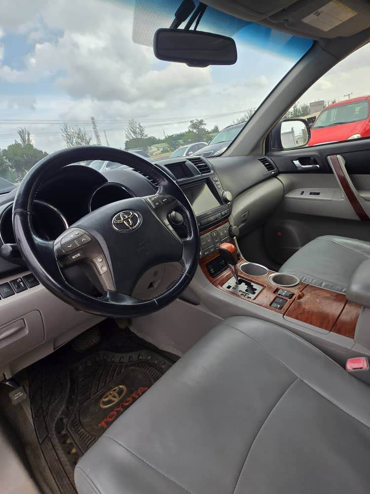 A picture of very clean first body highlander 2009 with sweet untempared engine