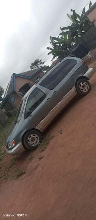 A picture of 2000 Toyota Sienna pure first body