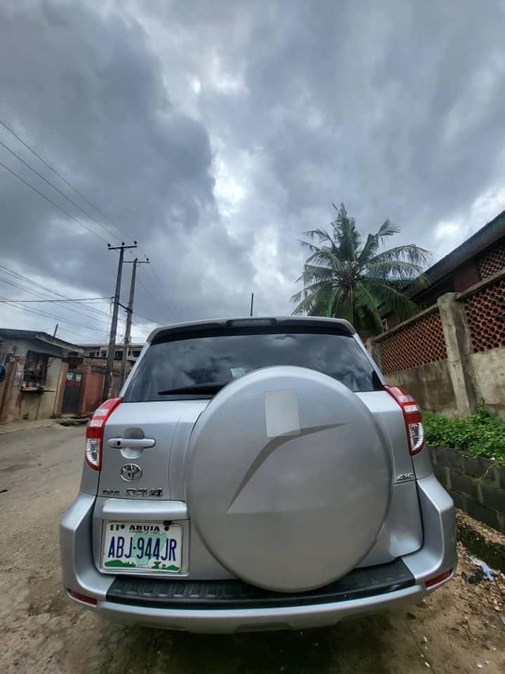 A picture of Toyota RAV4 08