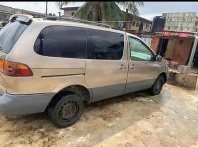 A picture of Toyota sienna 2001 model with good engine selecting Gear 1