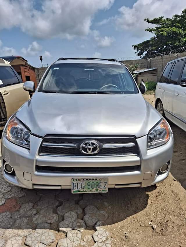 A picture of 2009 toyota rav4 super clean and fresh