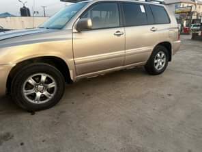 A picture of Toyota Highlander 2005 first body Baked Everything working fine 3rolls