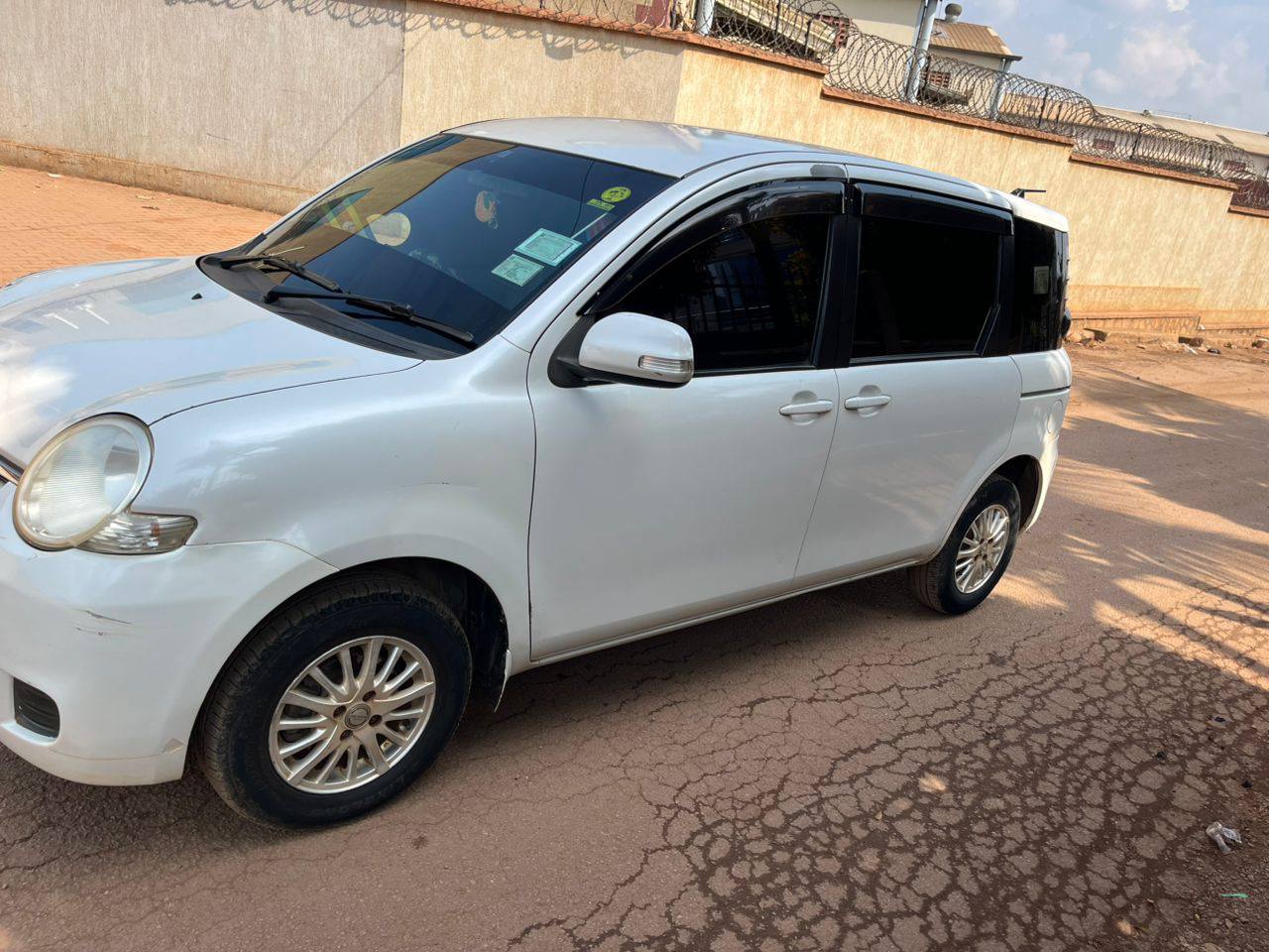 A picture of Toyota sienta in very good condition at 19m cal 0703