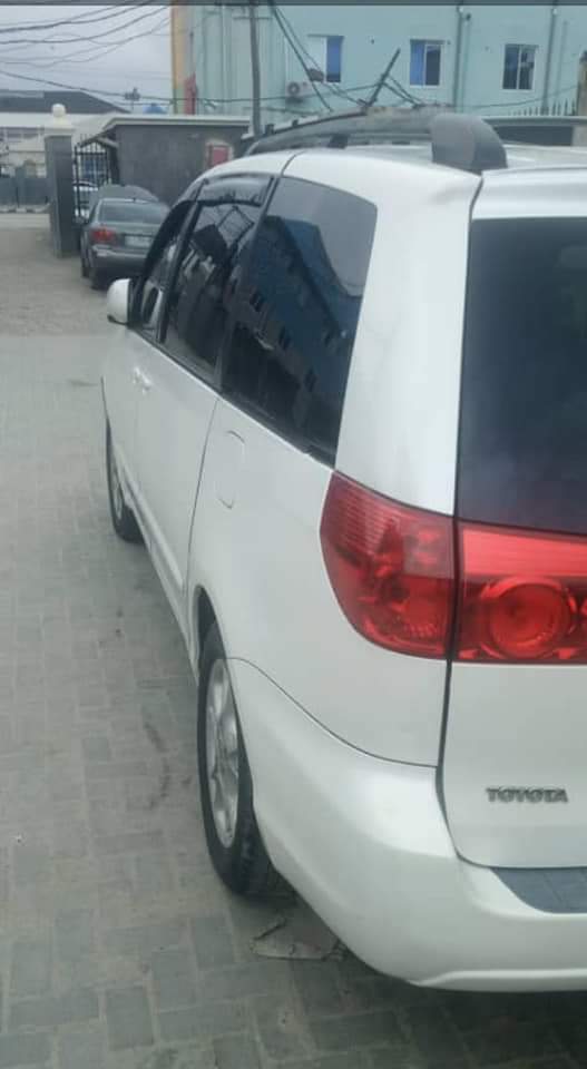 A picture of Neatly used Toyota sienna 007 for sale at affordable price.