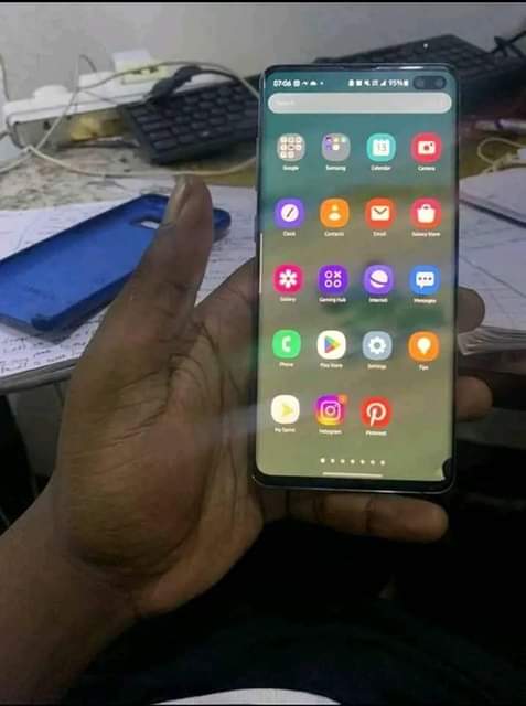 A picture of Samsung s10 plus