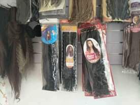A picture of vimebaki ivyo rasta mashine ya kucha na vioo pamoja na