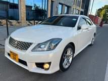 A picture of Toyota crown new