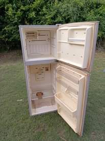 A picture of Ofa ofa nauza fridge ya aamsung double door bei 280000