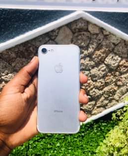 A picture of Iphone 7plain GB32 BH100 Home button and Finger