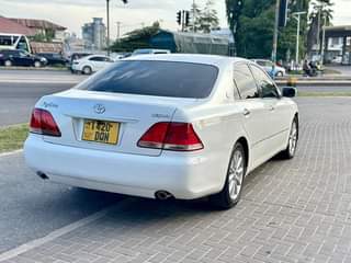 A picture of TOYOTA CROWN