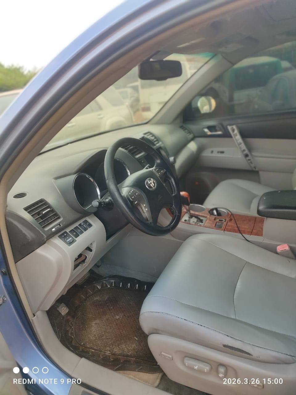 A picture of DISTRESS alert 2009 3 row seats Toyota highlander p for