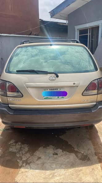 A picture of Lexus Rx300