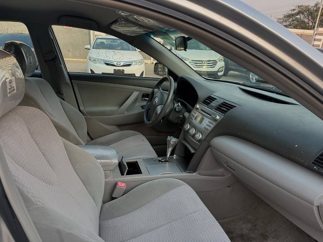A picture of 2010 TOYOTA CAMRY LE
