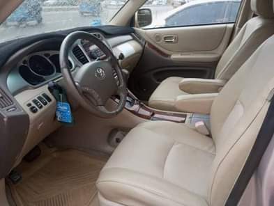 A picture of Super sharp 2006 model TOYOTA HIGHLANDER FEW MONTHS USE PRIZE