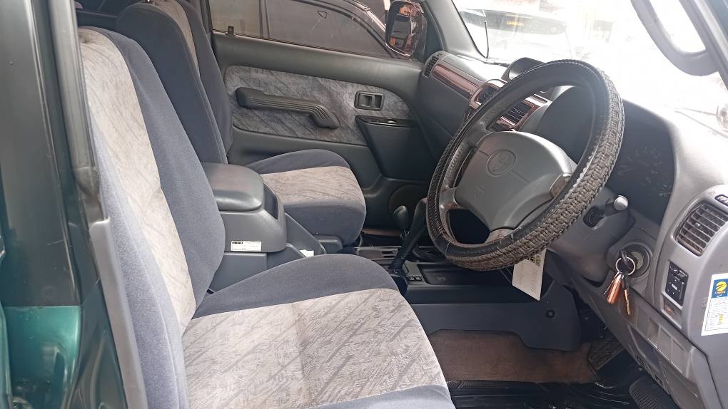 A picture of Land cruiser tx petrol