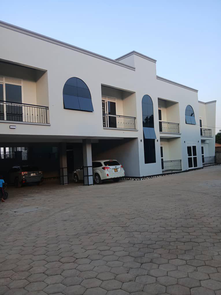 A picture of Am selling a property in munyonyo